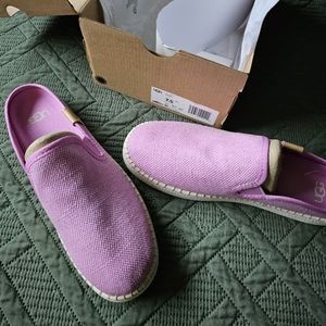 **SOLD** UGG Delu Slip On Sneaker